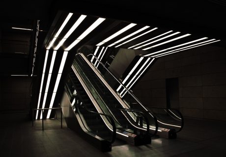 广告过滤工具对比示意图，展示uBlock Origin与AdGuard在聚合导航站点上的过滤效果对比，左侧为过滤前右侧为过滤后的页面截图